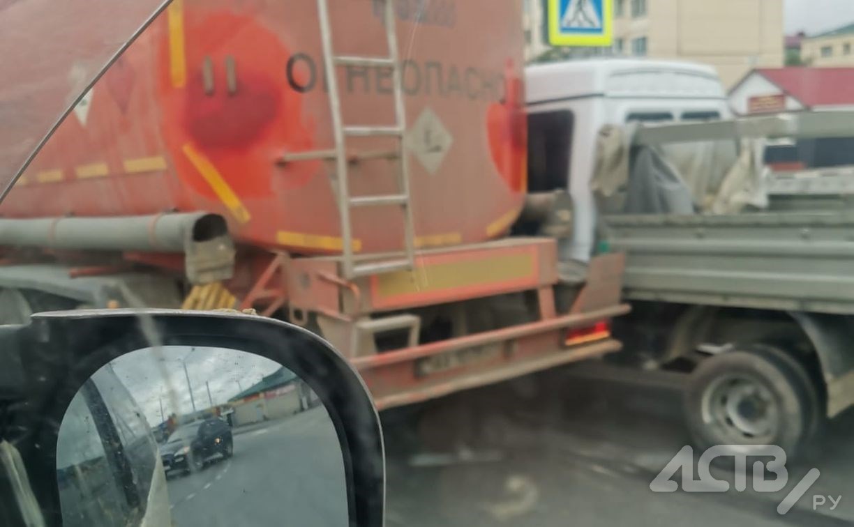 Бензовоз попал в ДТП в Южно-Сахалинске