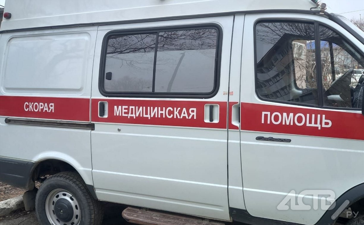 Работник авиакомпании на Сахалине вышел из аэропорта, упал и получил тяжкий вред здоровью 