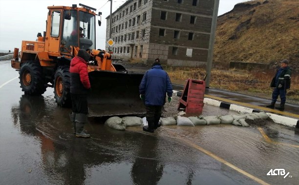 На Сахалине затопило Дом культуры, спасатели строят заграждения из мешков с песком