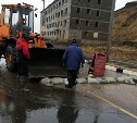 На Сахалине затопило Дом культуры, спасатели строят заграждения из мешков с песком