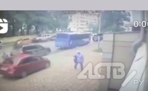 Женщина на красном автомобиле промчалась по тротуару в Южно-Сахалинске и чуть не сбила людей