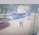 Женщина на красном автомобиле промчалась по тротуару в Южно-Сахалинске и чуть не сбила людей