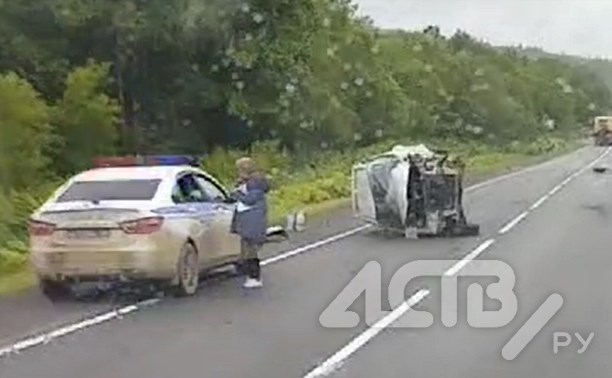 Машина опрокинулась по дороге в Охотское