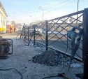 В Корсакове на улице Гвардейской ставят 80-метровую ограду вдоль тротуара