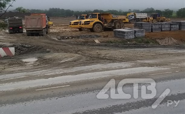 Большегрузы выносят грязь на дорогу со стройплощадки в Южно-Сахалинске