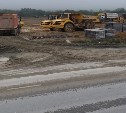 Большегрузы выносят грязь на дорогу со стройплощадки в Южно-Сахалинске