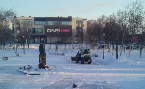 "Не въехать в Невельского": дети давят ватрушками саженцы около памятника в Корсакове