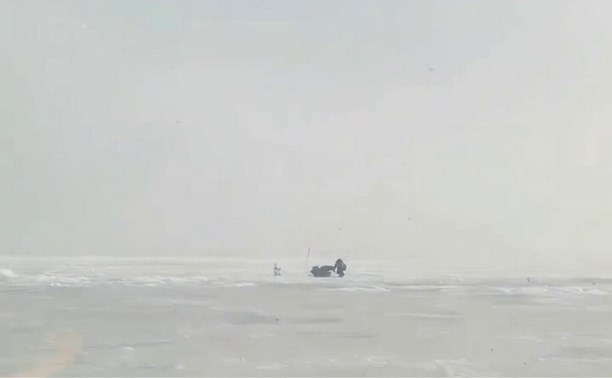 Спасались бегством: спасатели МЧС России сопроводили до берега рыбаков-любителей на Сахалине