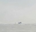 Спасались бегством: спасатели МЧС России сопроводили до берега рыбаков-любителей на Сахалине