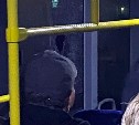 Большегруз на Сахалине снёс зеркало пассажирского автобуса, разбито стекло