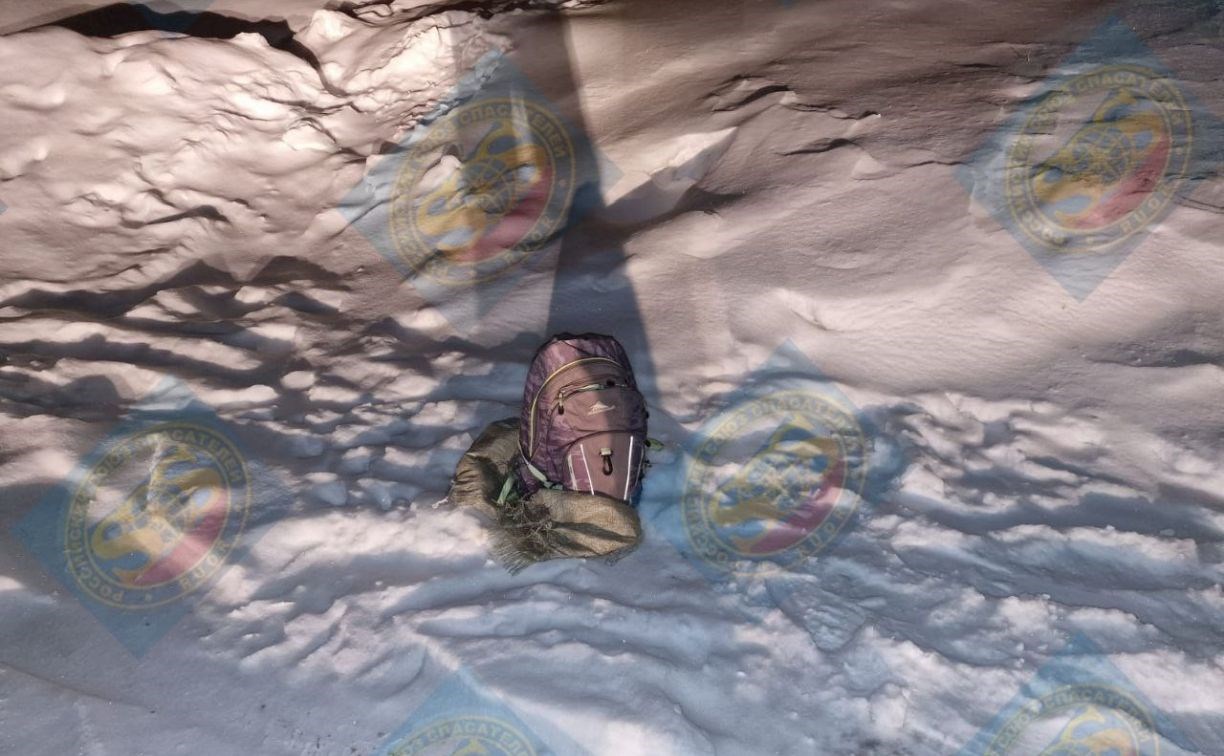 Забытый во дворе Южно-Сахалинска розовый рюкзак собрал вокруг себя спасателей