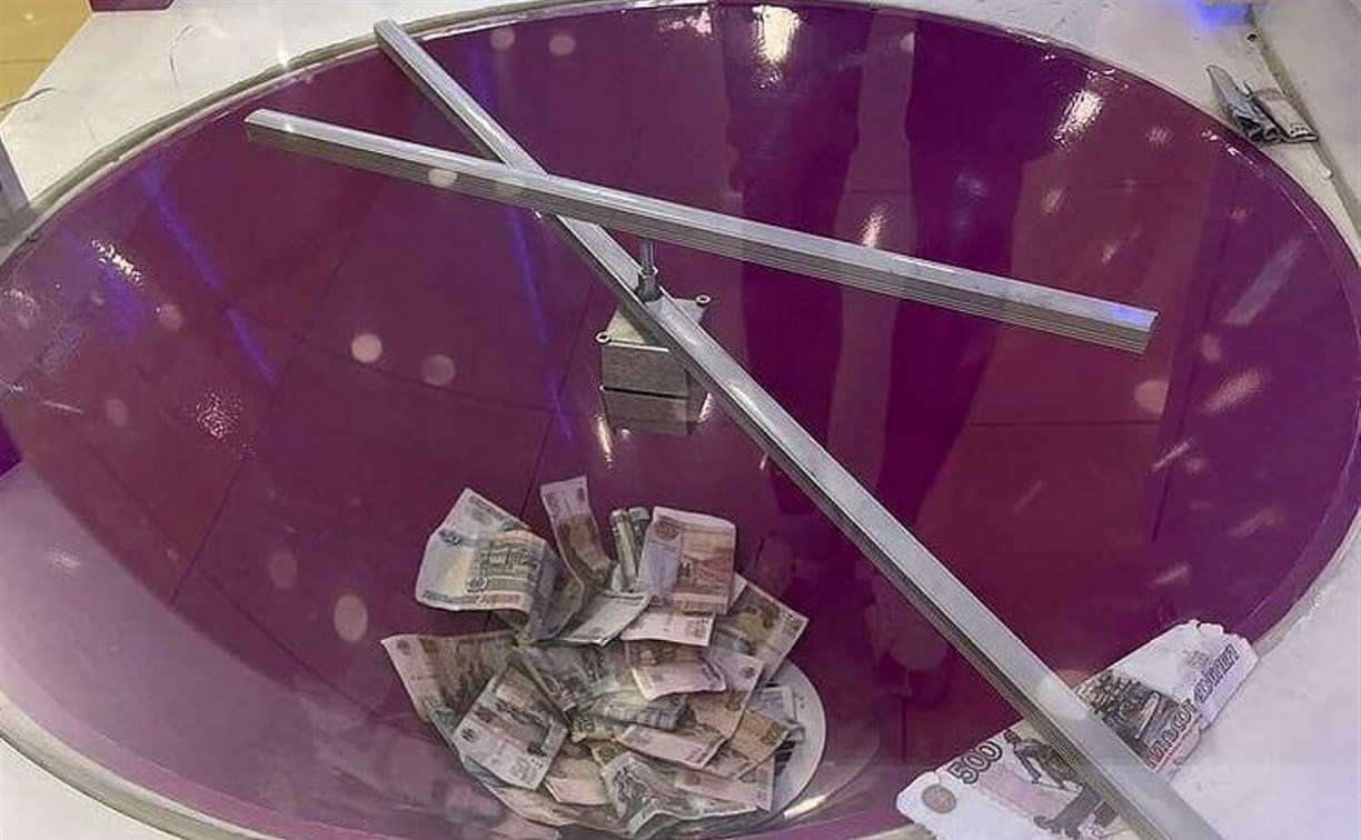 Аттракцион в крупном торговом центре Южно-Сахалинска "разводит" игроков на деньги