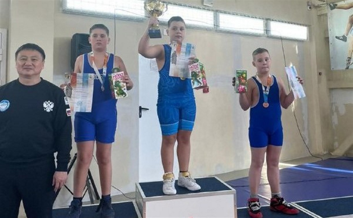 Сахалинец Артём Шалыгин завоевал серебряную медаль дальневосточных соревнований по греко-римской борьбе