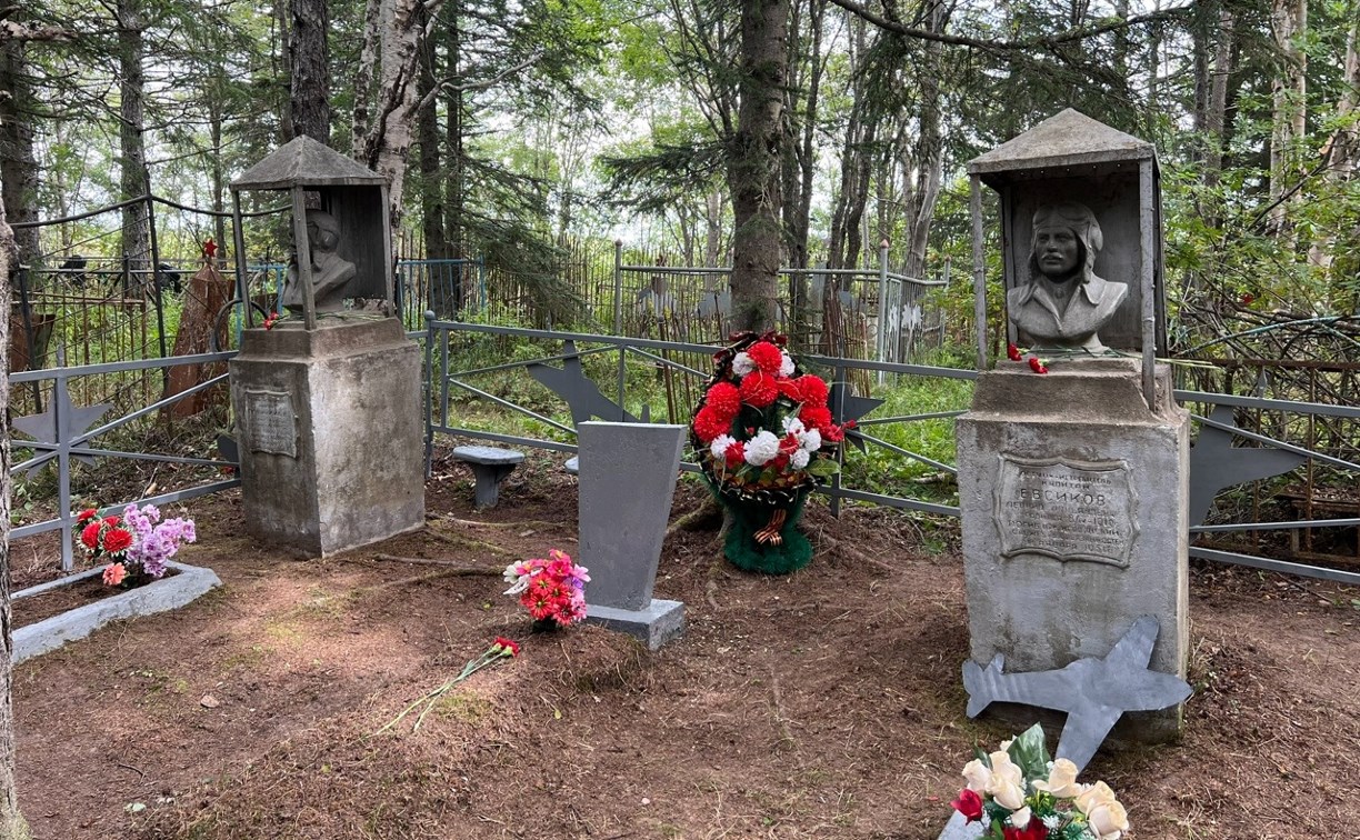 Места захоронения летчиков 583-го полка благоустроили в Охе