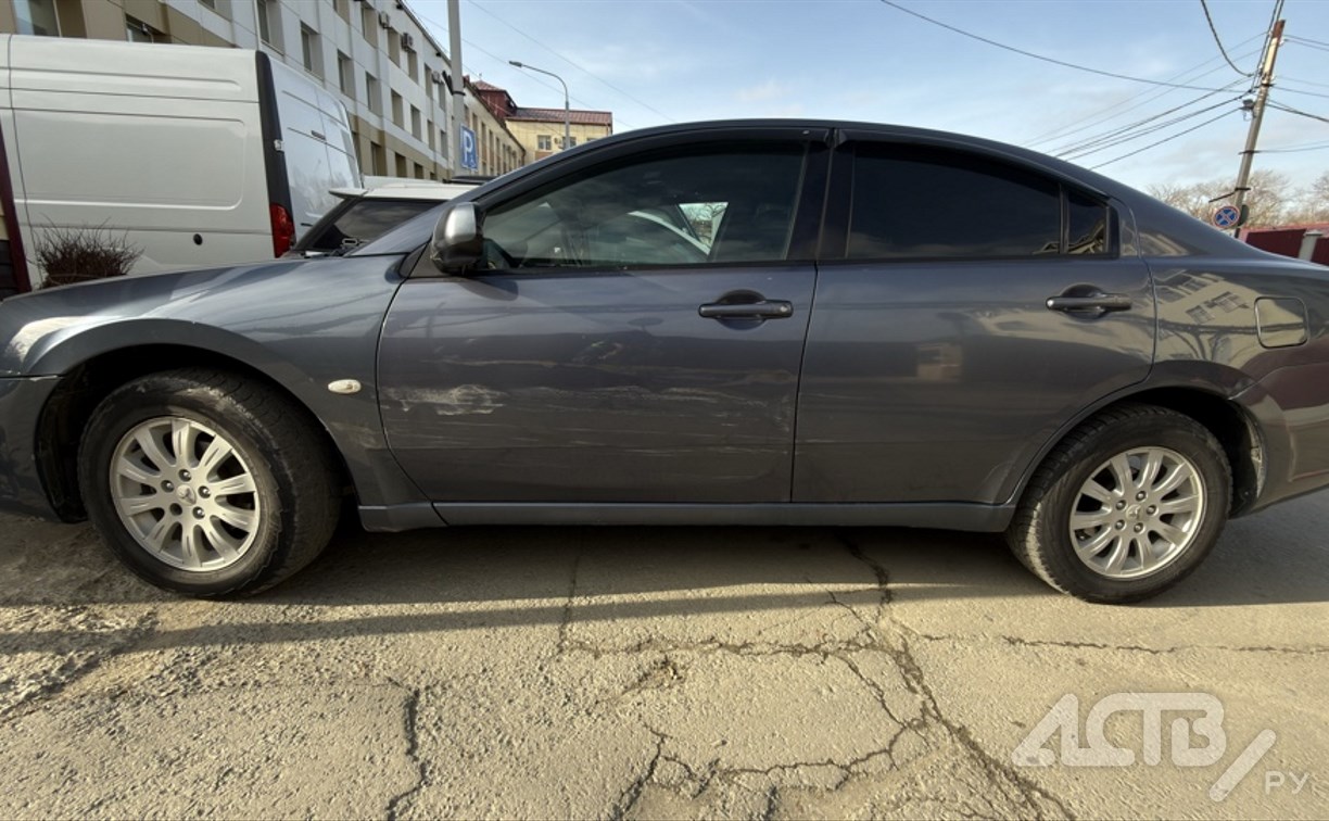 Неизвестный врезался в Mitsubishi Galant в Южно-Сахалинске и скрылся