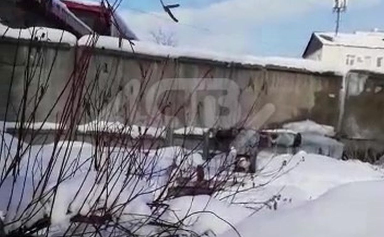 Очевидец: в Южно-Сахалинске на протяжении недели вода бьёт фонтаном из трубы во дворе