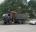 "КамАЗ" столкнулся с двумя автомобилями на Холмском шоссе 