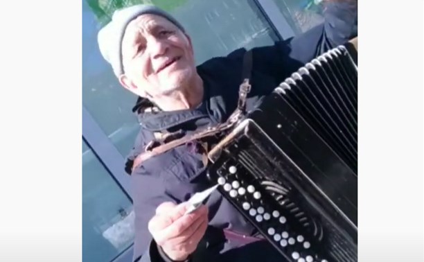 Жительницы Южно-Сахалинска порадовали уличного музыканта крупным презентом