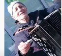 Жительницы Южно-Сахалинска порадовали уличного музыканта крупным презентом