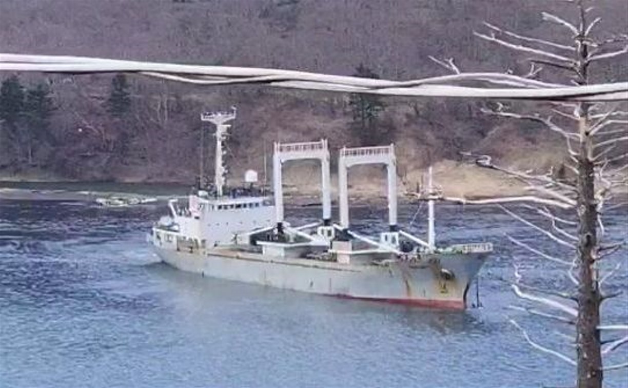 Судно село на мель у Курил: транспортная прокуратура проводит проверку 