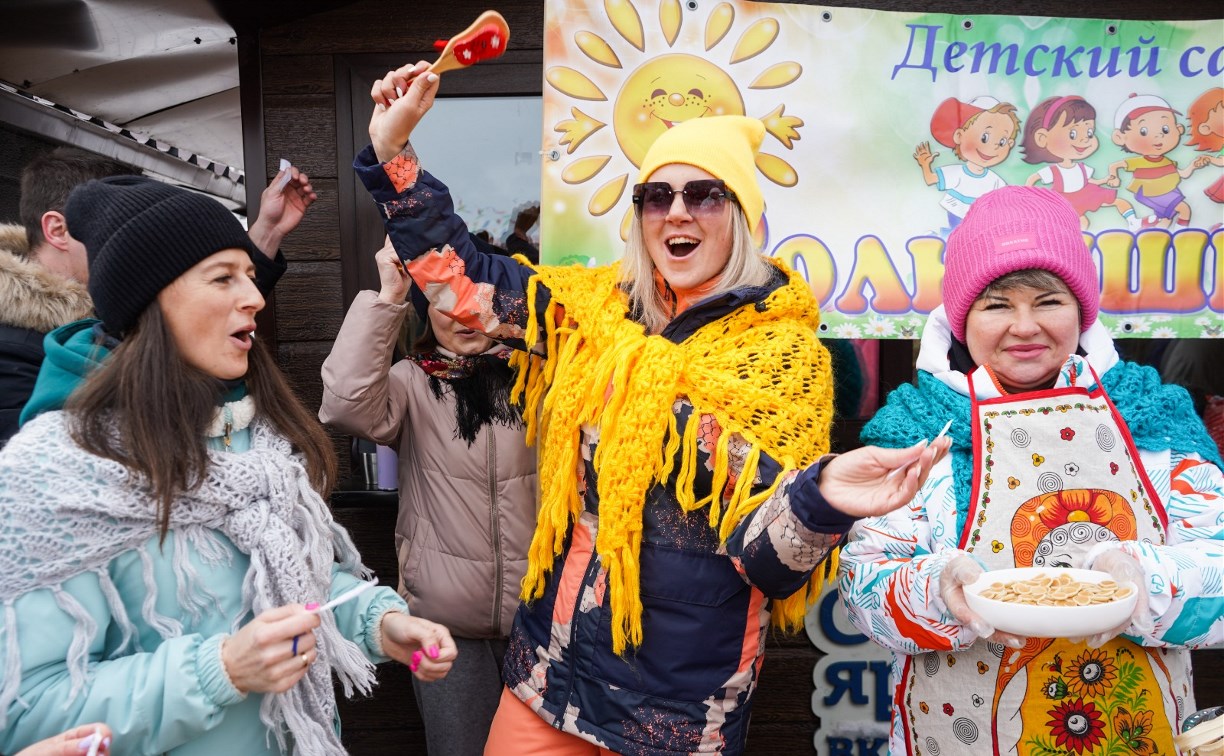 Фестиваль блинов, конкурсы и чучело: в Корсакове широко отпраздновали Масленицу