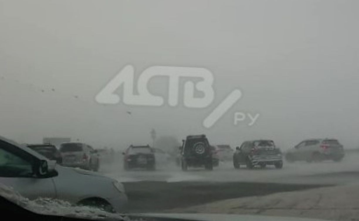"Пропускают группами": автомобили выстроились в гигантскую очередь по дороге на Новотроицкое