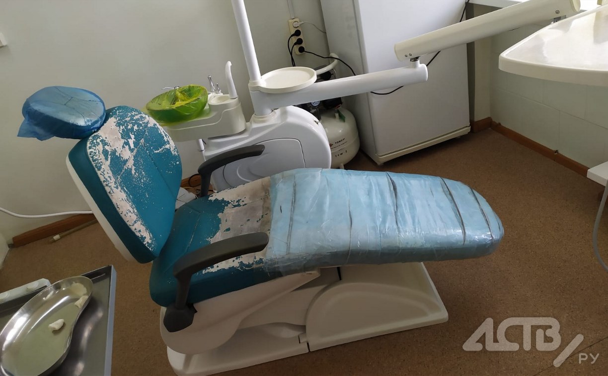 Кресло "из фильма ужасов" пугает посетителей стоматологии в Тымовском