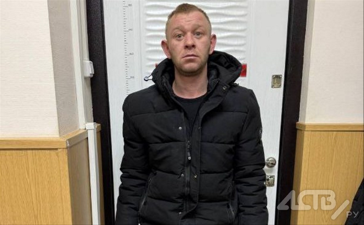 Подозреваемого в краже телефона у гостя ищут в Южно-Сахалинске