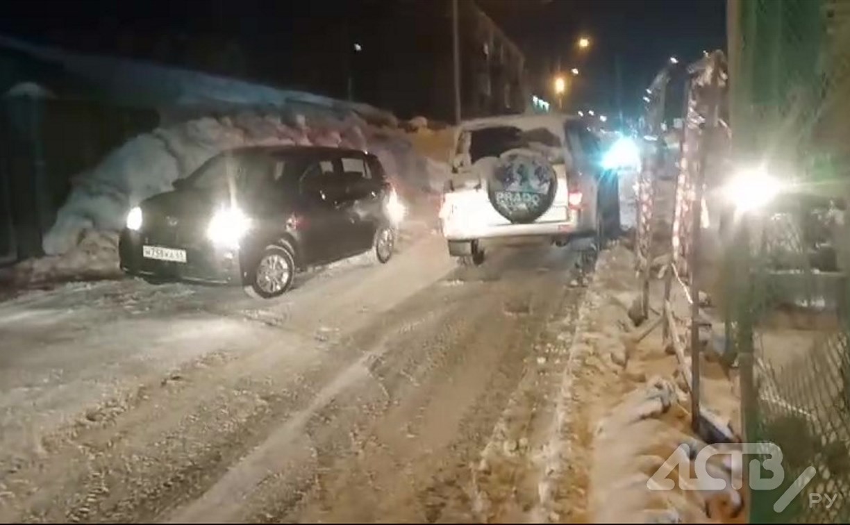 Автомобилисты "отжали" у пешеходов тротуар в Южно-Сахалинске Автомобилисты "отжали" у пешеходов тротуар в Южно-Сахалинске