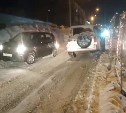 Автомобилисты "отжали" у пешеходов тротуар в Южно-Сахалинске