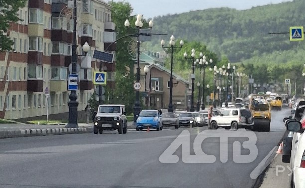 Водитель внедорожника в Южно-Сахалинске едва не сбил рабочего и покатил по горячему асфальту