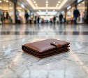 В Южно-Сахалинске охранник торгового центра нашёл чужой кошелёк и прикарманил
