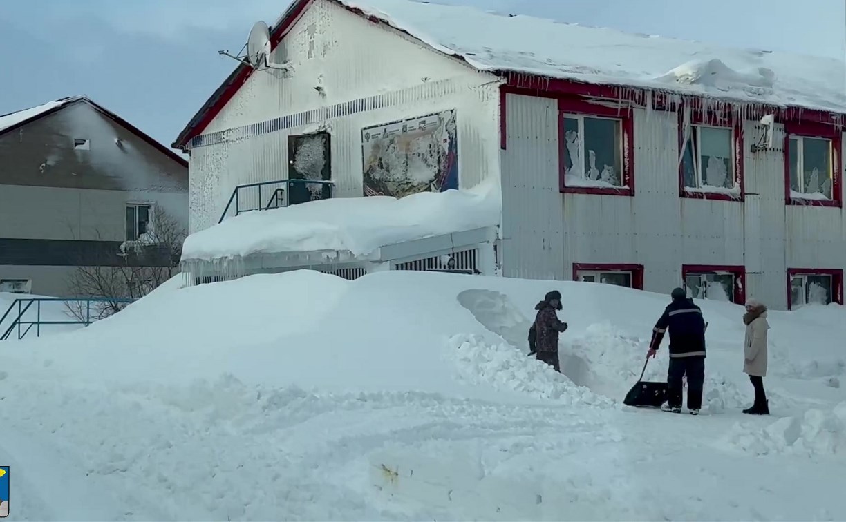 Снежный циклон в Северо-Курильске "утопил" в сугробах первые этажи