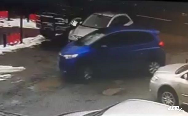 Южносахалинец ищет девушку на синем Honda Fit, поцарапавшую его машину