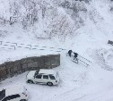 Жители Холмска вынуждены рисковать и карабкаться по заметенной снегом лестнице