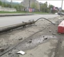 «Тойота» «обняла» уличный фонарь в Южно-Сахалинске (ФОТО)