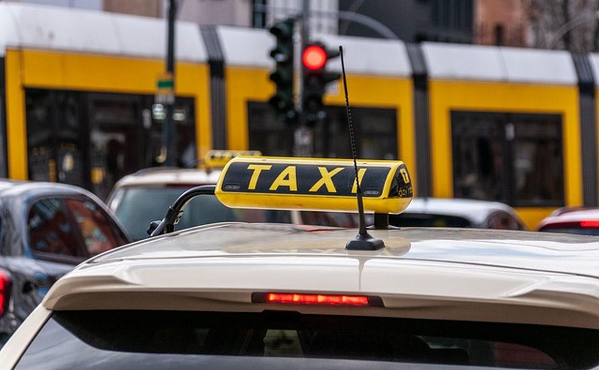 Иностранцам запретили работать в такси в двух регионах Дальнего Востока