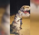 По улицам Южно-Сахалинска в Новый год прогулялся "динозавр"