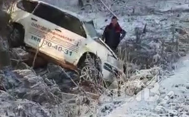 Автомобиль вылетел с трассы на юге Сахалина