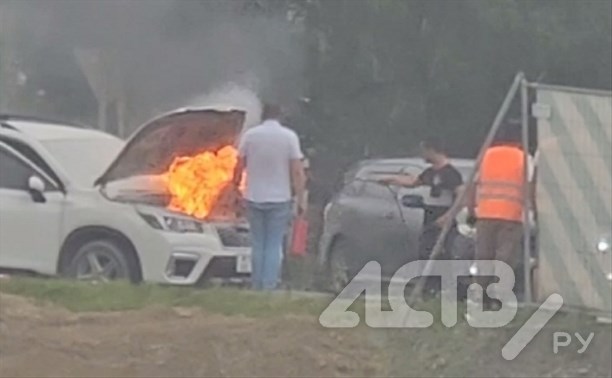 Появилось видео горящей у поворота на аэропорт машины в Южно-Сахалинске