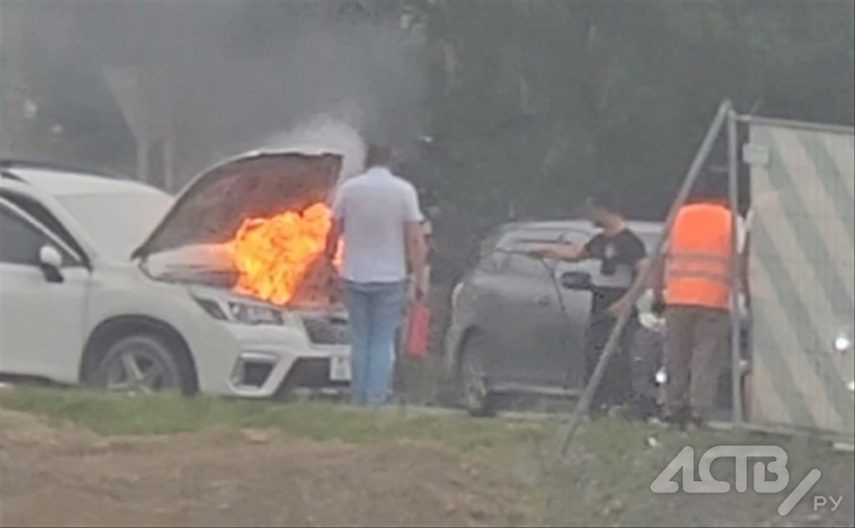 Появилось видео горящей у поворота на аэропорт машины в Южно-Сахалинске -  Новости Сахалинской области. Происшествия - astv.ru