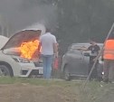 Появилось видео горящей у поворота на аэропорт машины в Южно-Сахалинске 
