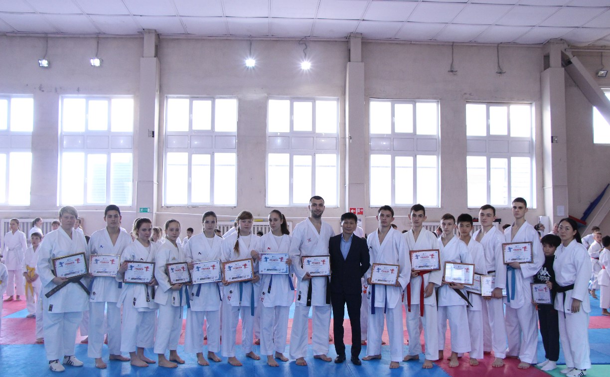 Каратисты Сахалина получили награды за достижения в спорте