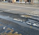 Яма на дороге в Южно-Сахалинске не только убивает машины, но и доставляет дискомфорт пешеходам