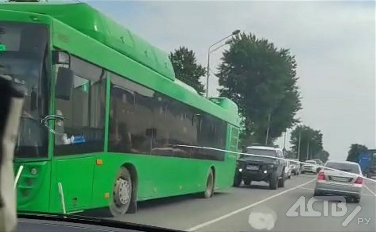 Ремонт моста в северной части города собрал огромную пробку в Южно-Сахалинске
