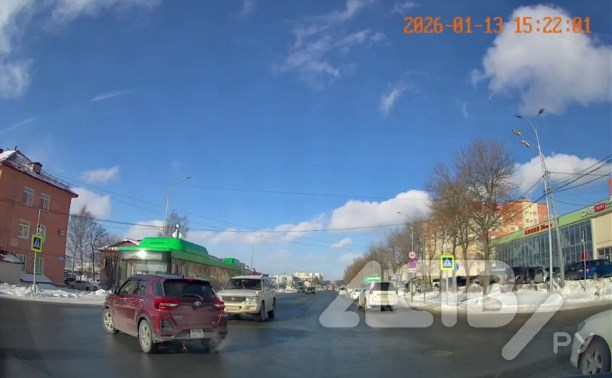 Автомобиль с сердечком остановил движение на перекрёстке в Южно-Сахалинске