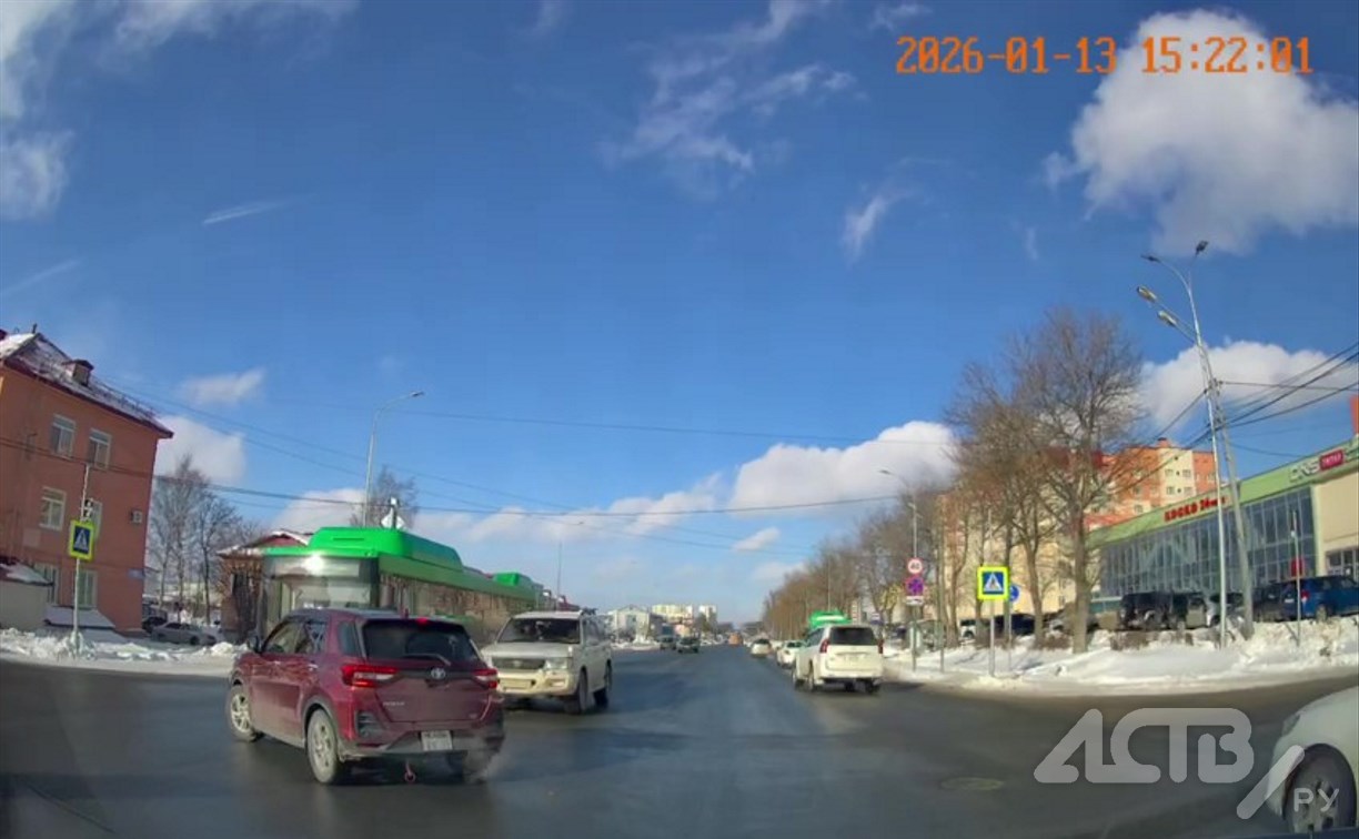 Автомобиль с сердечком остановил движение на перекрёстке в Южно-Сахалинске