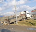 Кузов длинномера сорвался в кювет в Южно-Сахалинске