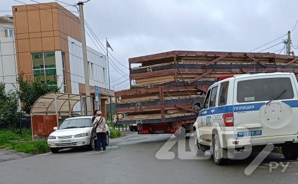 Длинномер разбил стекло седана в Холмске