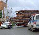 Длинномер разбил стекло седана в Холмске